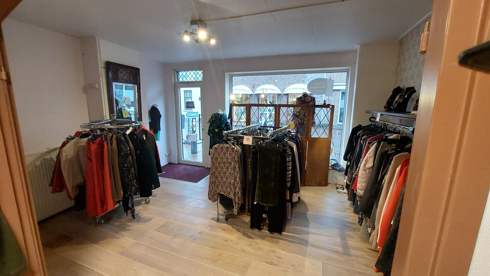 De ingang van de winkel met etalage