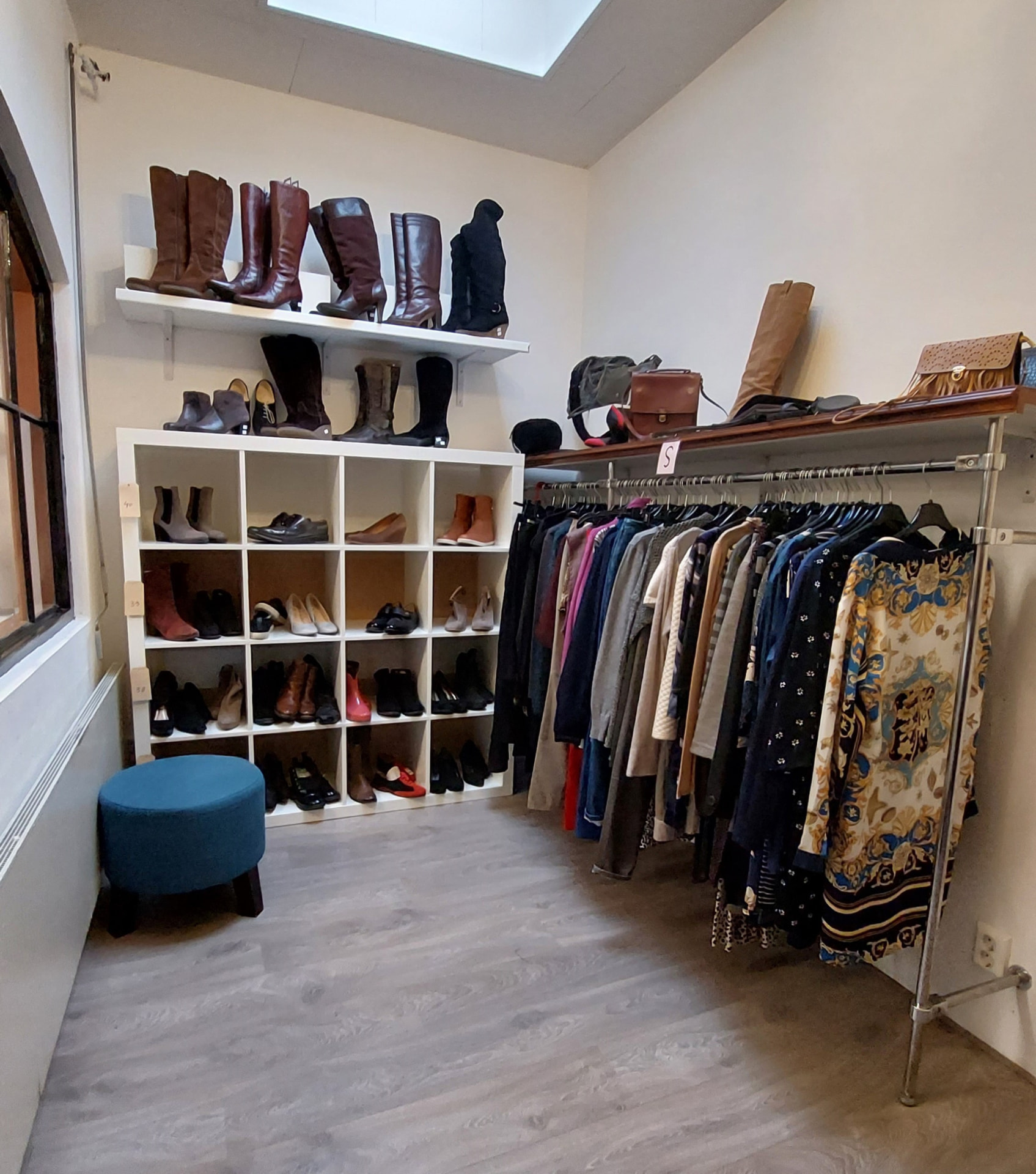Schoenenkast met laarzen en pumps