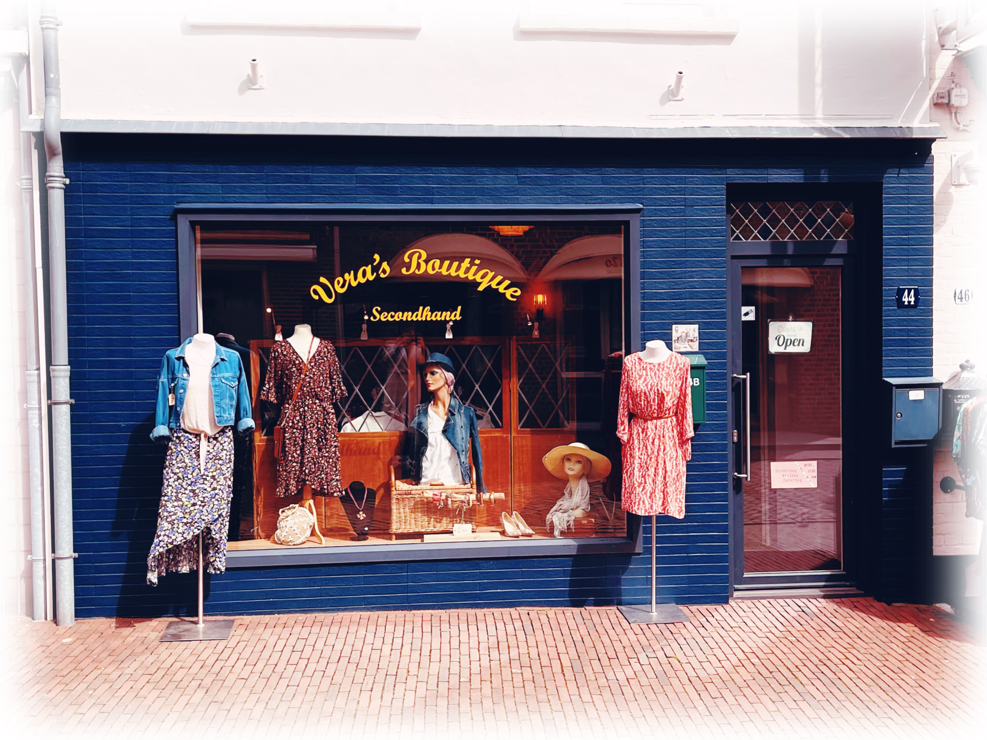 De blauwe gevel van Vera's Boutique in Gennep